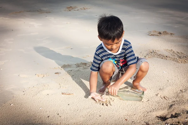 Roztomilý malý chlapec hrát na pláži — Stock fotografie