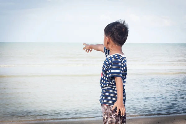 Милый маленький мальчик играет на пляже — стоковое фото