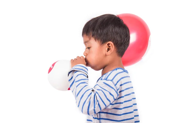 Liten pojke blåsa upp ballongen — Stockfoto