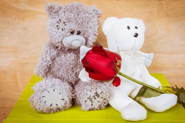 Teddybär mit roter Rose auf Holzgrund — Stockfoto
