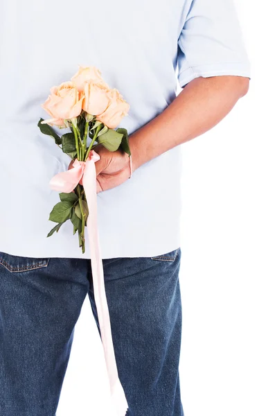 年轻男子举行玫瑰花背后的惊喜他的妻子 — 图库照片