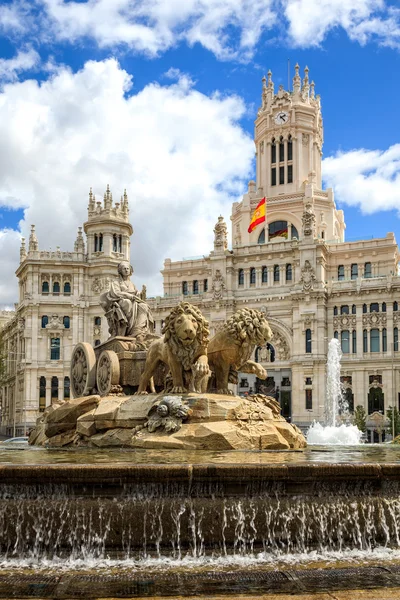 Madrid'da Plaza de Cibeles Cibeles Çeşmede güzel yaz gün, İspanya