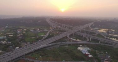 Hava veiw şehir otoyol kavşağı köprü yolun gün batımında, Tayvan
