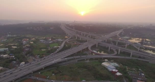 Veiw aerea della strada di interscambio autostradale della città al tramonto, Taiwan — Video Stock