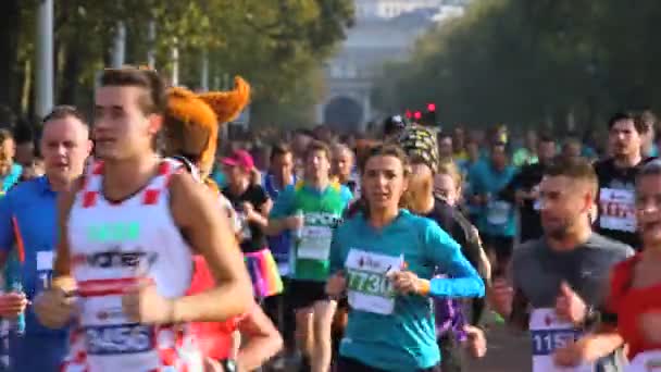 Londen-lopende halve Marathons evenementen in Londen met Admiralty Arch in achtergrond — Stockvideo