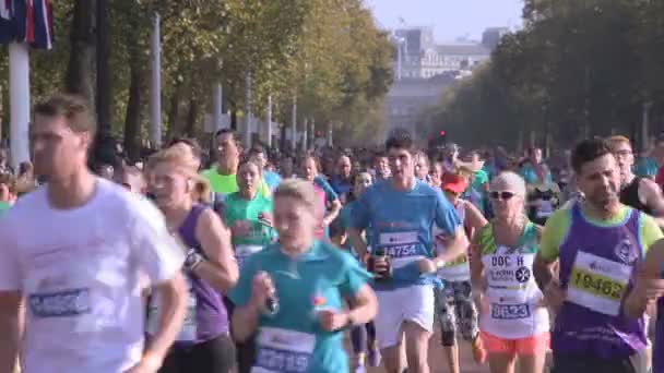 Londen-lopende halve Marathons evenementen in Londen met Admiralty Arch in achtergrond — Stockvideo