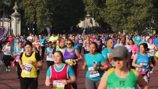 London - halve Marathons in Londen met Wellington arch achtergrond — Stockvideo