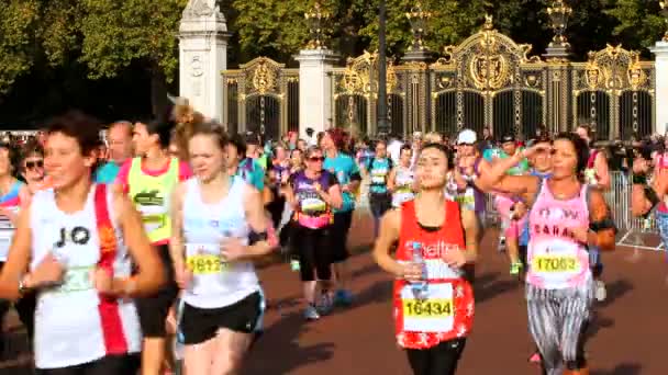 Londyn - pół maratonach w Londynie z Wellington arch tło — Wideo stockowe