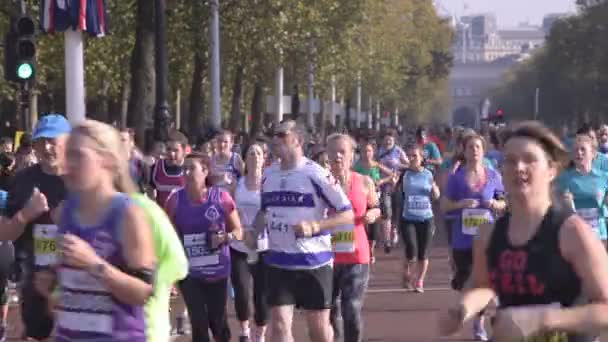 Media Maratón en Londres con Almirantazgo Arco en segundo plano — Vídeos de Stock