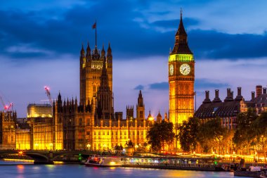 Büyük Ben İngiltere 'de, Londra' nın tarihi ve simgesel simgesinin önünde.