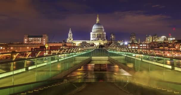 Timelapse del Millenium Bridge e Cattedrale di St Paul, Londra. — Video Stock