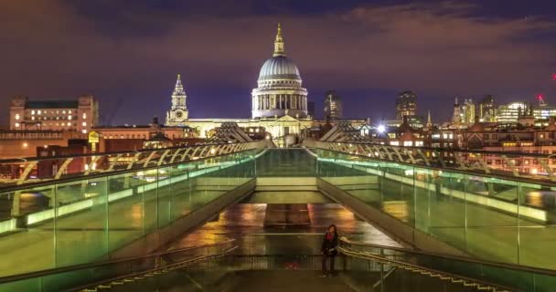 St Pauls Cathedral en de Millennium bridge — Stockvideo