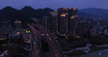 Tayvan 'da geceleyin Taipei şehrinin havadan görünüşü