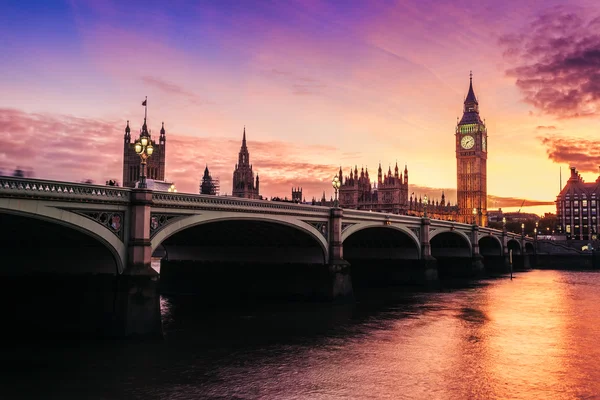 ロンドンの有名なビッグベン時計塔の上に劇的な夕日、英国. — ストック写真