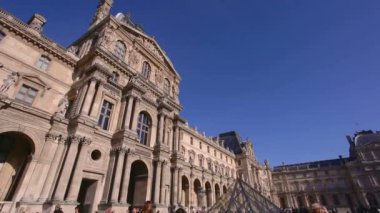 Paris, Fransa: Camsı piramidi olan Louvre Müzesi.  