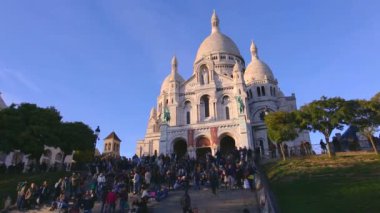 Paris, Fransa - 26 Aralık, 2019: Akşamları Sacre Coeur - Paris