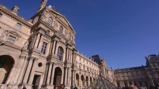 Paříž Francie Muzeum Louvre Skleněnou Pyramidou Hlavním Náměstí — Stock video