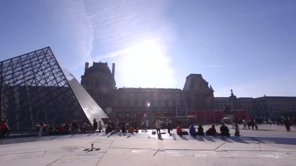 Louvre Müzesi Nin Panoramik Manzarası Camsı Piramit Ana Meydanı Paris — Stok video