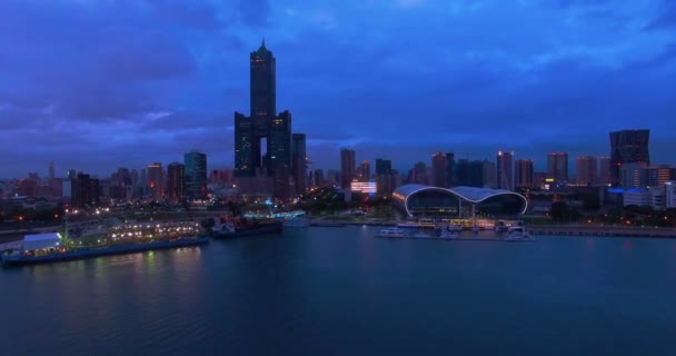 Luchtfoto van Kaohsiung stad 's nachts, Taiwan — Stockvideo