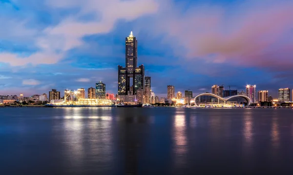 Mooie scène van de liefde-Pier in de schemering — Stockfoto