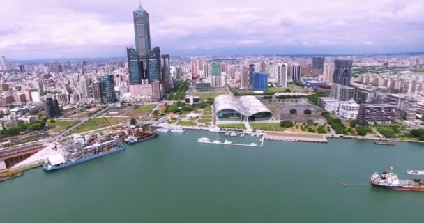 Luchtfoto van de stad in Kaohsiung — Stockvideo