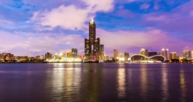 Gece Kaohsiung şehrinin zamanı, Tayvan / Tuntex Gökyüzü Kulesi ve Tayvan 'ın Kaohsiung kentindeki sergi merkezi.