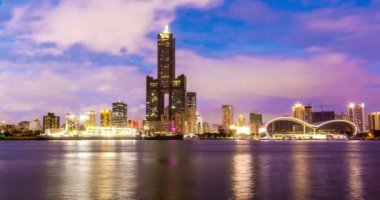 Gece Kaohsiung şehrinin zamanı, Tayvan / Tuntex Gökyüzü Kulesi ve Tayvan 'ın Kaohsiung kentindeki sergi merkezi.