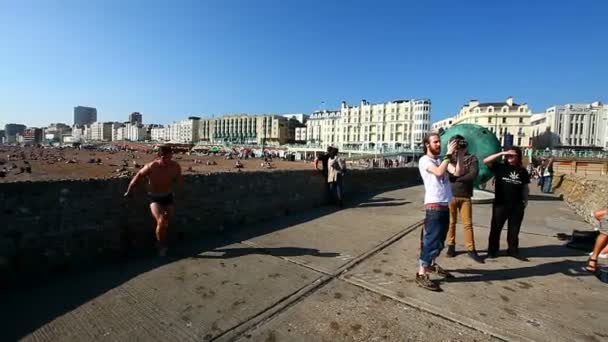 Brighton, Angleterre- juillet 10, 2016-Jeune paire assise sur le banc — Video