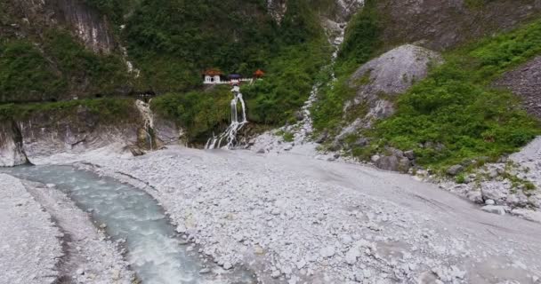 Antenn skott av Changchun (eviga våren) altare i Taroko National Park — Stockvideo