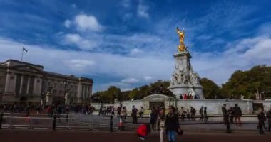 Londra, İngiltere - 8 Temmuz 2016-kişi yürüyüş ve Bisiklet