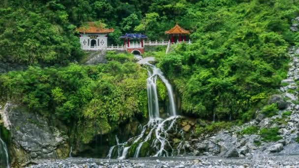 Timelapse do templo de Changchun, Santuário Eterno da Primavera e cachoeira no Parque Nacional Taroko em Hualien — Vídeo de Stock