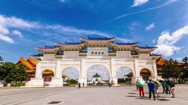 Famoso Chiang Kai-Shek Memorial Hall visible en medio de los arcos — Vídeo de stock