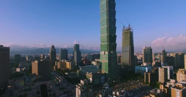 Vista aérea del distrito financiero de la ciudad de Taipei al atardecer — Vídeos de Stock