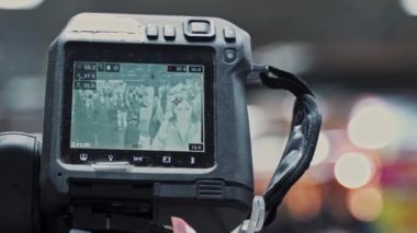 Kızıl ötesi termometre taraması. Isı dedektörü yüksek ısı ve koronavirüsüne sahip insanları tespit eder..