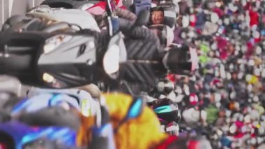 Şelale mobiletlerini kapatın, Tayvan 'ın en yoğun saatlerinde maske takın.