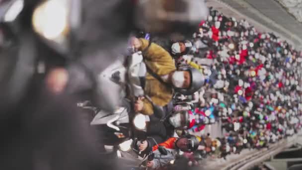 Close Scooters Cachoeira Multidão Usando Máscaras Durante Hora Ponta Taipei — Vídeo de Stock