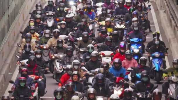 Cerca Scooters Cascada Multitud Con Máscaras Durante Hora Punta Taipei — Vídeo de stock