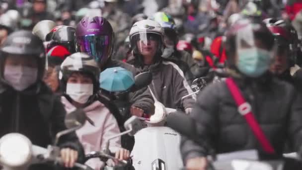 Κοντινό Πλάνο Σκούτερ Καταρράκτη Πλήθος Φορώντας Μάσκες Κατά Διάρκεια Της — Αρχείο Βίντεο