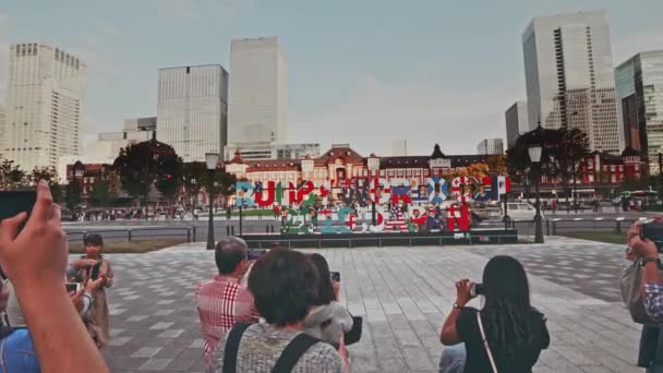 Tokyo Japan Turister Promenader Tokyo Station Järnvägsstation Marunouchi Affärsdistriktet Chiyoda — Stockvideo