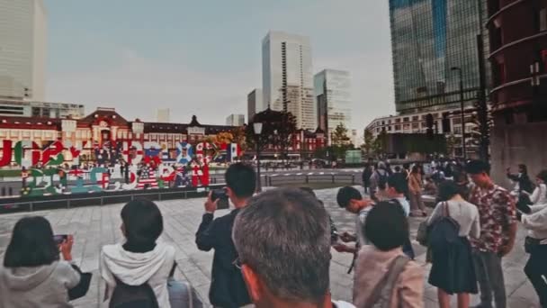 Tokio Japonia Turyści Spacerujący Stacji Tokio Stacji Kolejowej Dzielnicy Biznesowej — Wideo stockowe