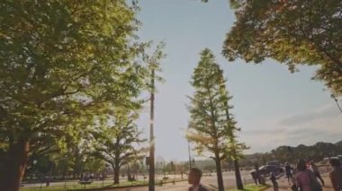 İnsanlar şehir parkında eğleniyor. 