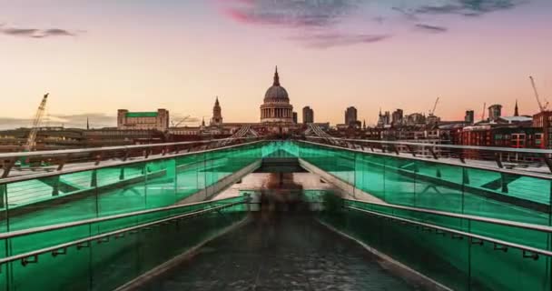Uhd Sunset Timelapse Del Millennium Bridge Con Cattedrale Paul Folla — Video Stock