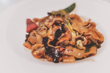 Lezzetli Tayland usulü vejetaryen pilav.