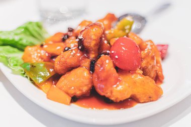 Vejetaryen tatlı ve ekşi domuz kaburgası