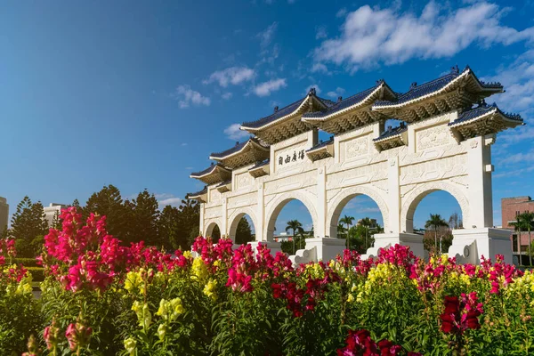 Chiang Kai Shek Memorial Hall Bejárati Kapuja Gyönyörű Virágokkal Tavasszal — Stock Fotó