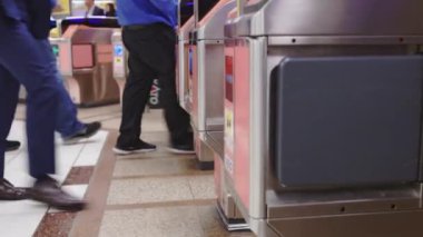 Asyalılar metroda, Tokyo 'da, Japonya' da