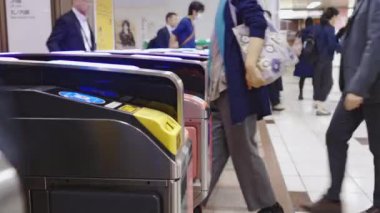 Asyalılar metroda, Tokyo 'da, Japonya' da