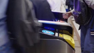 Asyalılar metroda, Tokyo 'da, Japonya' da