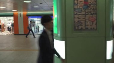 Tokyo, Japonya 'nın Roppongi semtinde yürüyen insanlar var. Tokyo Japonya 'nın başkentidir.. 