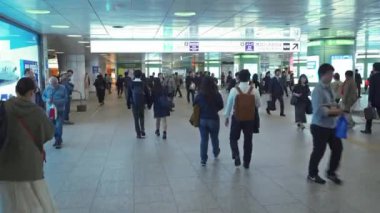 Metrodaki Asyalılar 